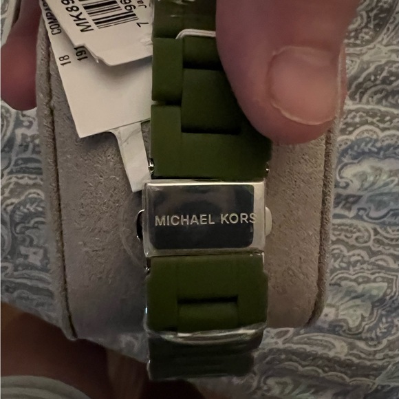 New with tag. Micheal Kors watch. Green and silver band - Picture 3 of 3